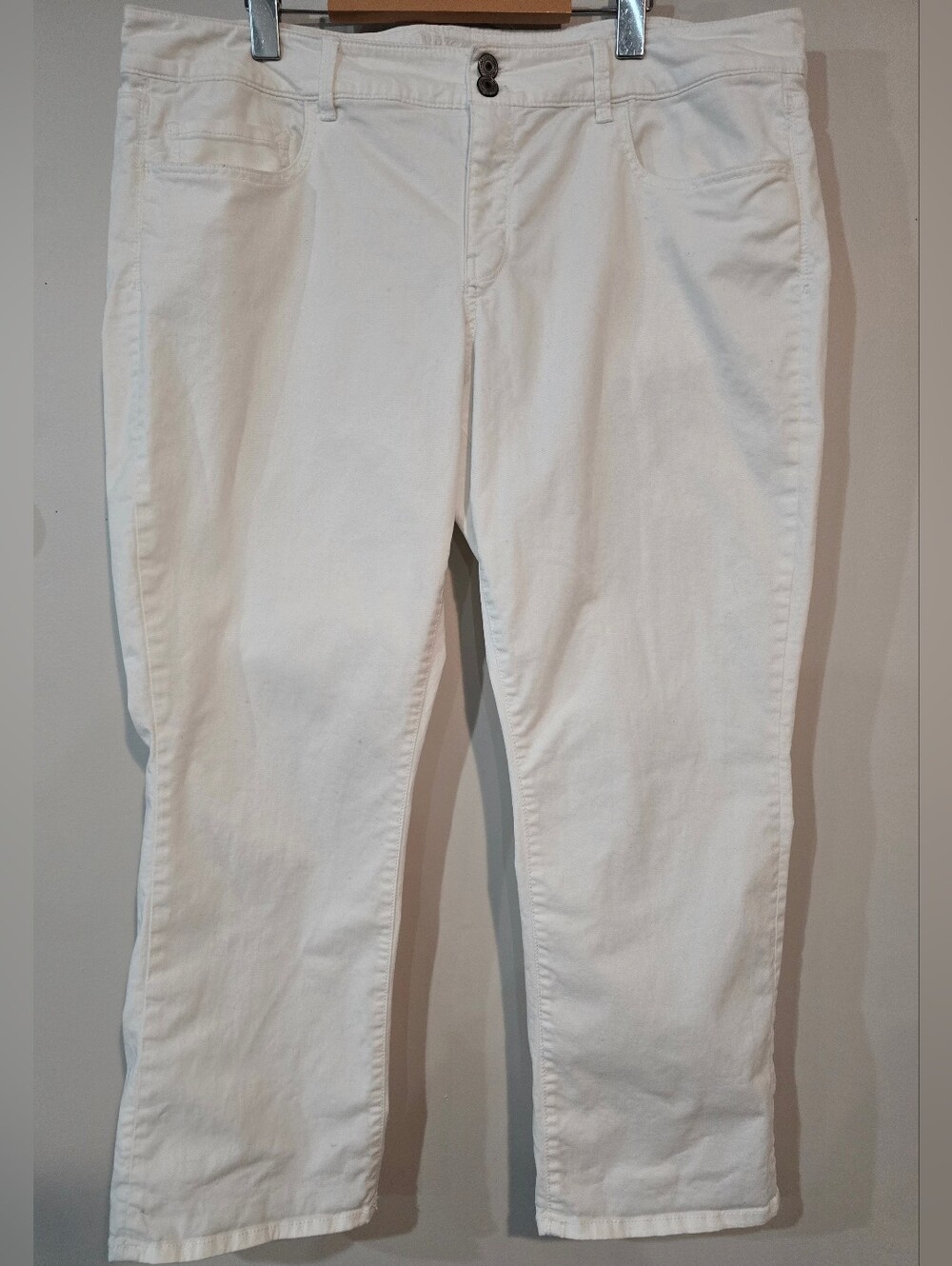Women's American Eagle Outfitters Artist Crop White Jeans. Size 18